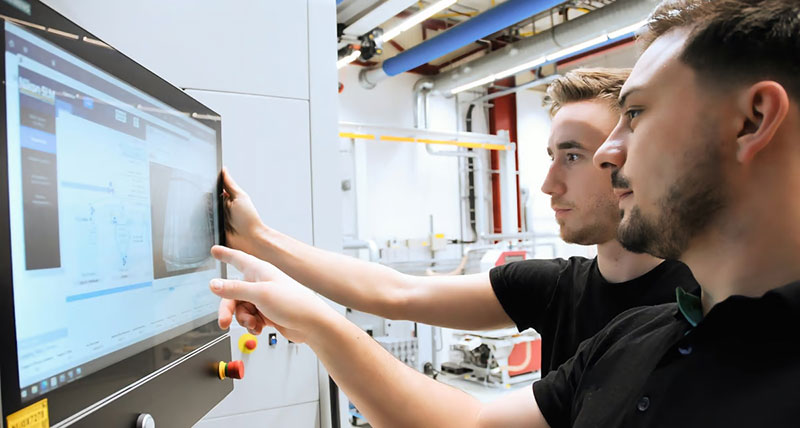 Инженеры по 3D-печати компании Bosch работают над новым металлическим 3D-принтером Nikon SLM Solutions NXG XII 600 (Источник: Bosch)